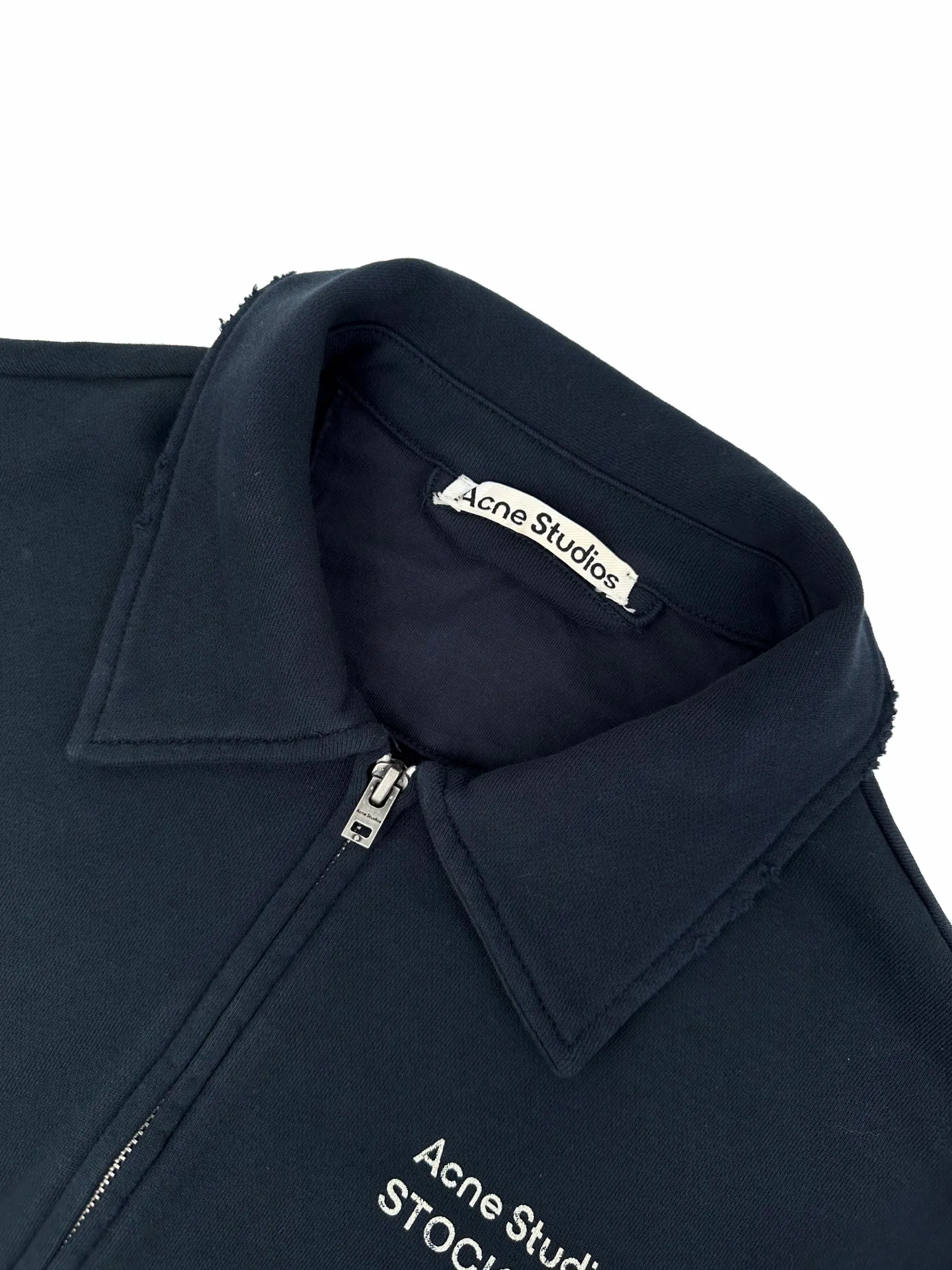 Women's Acn Studios Logo Printed Distressed Jacket Customized Mu Heng Cloud Fleece, fine and plump, soft and skin-friendly. Retro carbon black sets the tone, and the contrasting white logo enriches the visual hierarchy, giving it a casual and lazy Nordic quiet luxury temperament. The Acne Studios printed logo falls lightly off the body, revealing a minimalist aesthetic in square details. The Retro small lapel elegantly outlines the line of the neck, and the fully open zipper allows for both styling and freedom of putting on and taking off; the slightly dropped shoulder short silhouette softens the outline of the shoulder bones, the loose sleeves hide a lazy charm, and the ribbed hem neatly tightens, optimizing the proportion of the upper and lower body, and casually creating a light and high-end sense of the short top. Simple and narrative, subtle and self-contained, it creates an effortless sense of sophistication. 1. Imported paddle hollow printing process. Imported slurry is matched with a hollow screen for fixed-point scraping printing. The slurry layer is transparent, and the pattern has a mottled and broken texture. It has excellent fastness and is not easy to crack, and restores the worn texture of Retro. 2. Gradient distressed spray paint. By spraying dyes of different colors on the surface of the fabric, the clothes can show rich color changes under different lights and increase the visual layering. 3. Positioning and wear-and-tear. Many places on the garment body are regularly positioned and worn manually. Manual brush marks are added to add texture and depth to the surface of the clothing to imitate the texture of natural wear and tear. 4. Enzyme washing treatment: The fabrics have been fermented and washed to give them a better feel and texture. They are not easy to deform, shrink or fade, and maintain long-term beauty. Accessories: Customized 1:1 Acne trademark Fit: Loose fit Size: S M L Style number: FF